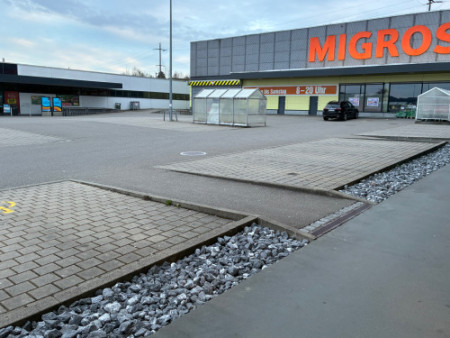 139 Both supermarkets are inexplicably closed.